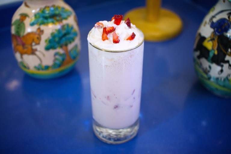 Cómo preparar un delicioso batido de fresa al estilo Starbucks