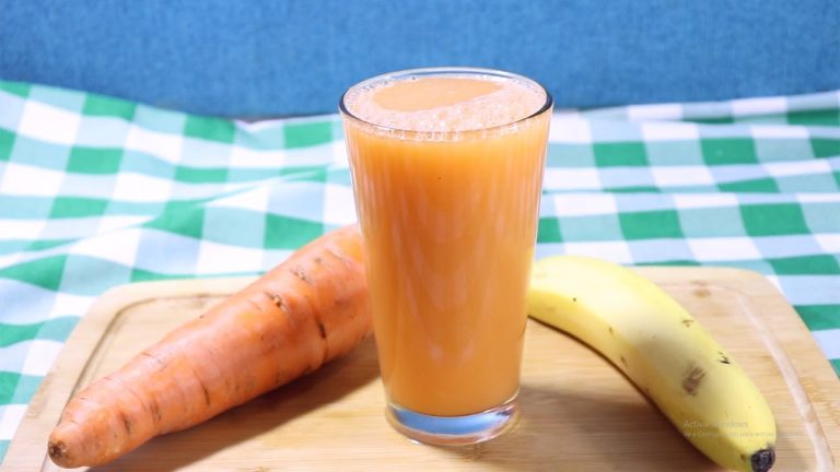 Receta fácil de batido de plátano, zanahoria y avena para un desayuno saludable